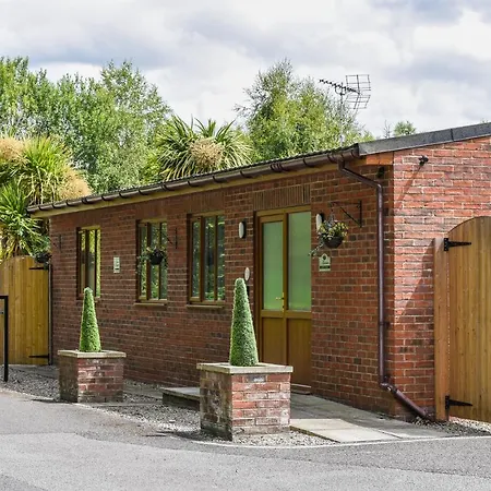 Blossom With Hot Tub Holiday home